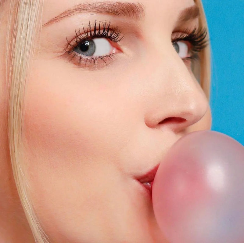 Le mascara enrichi en huile de ricin, sera votre allié pour apporter à vos cils noirceur, longueur et volume avec une tenue longue durée. Sa texture légère et crémeuse garantit une application facile pour un résultat sans paquets. Vegan