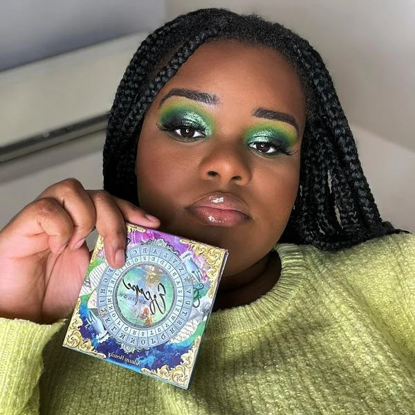 La palette de fards à paupières Escape by Indy se compose de six ombres à paupières mates et trois fards duochromes. Riches en pigments la palette de fard à paupières Escape est très appréciée. Escape est reconnue pour ses fards duochromes ultra pailletés.