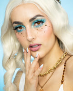 La palette de fards à paupières Escape by Indy se compose de six ombres à paupières mates et trois fards duochromes. Riches en pigments la palette de fard à paupières Escape est très appréciée. Escape est reconnue pour ses fards duochromes ultra pailletés.