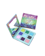 La palette de fards à paupières Escape by Indy se compose de six ombres à paupières mates et trois fards duochromes. Riches en pigments la palette de fard à paupières Escape est très appréciée. Escape est reconnue pour ses fards duochromes ultra pailletés.