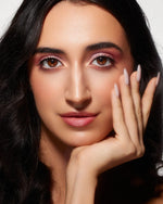 Le mascara Glow Up est un mascara enrichi en huile de ricin aux propriétés nourrissantes. Glow up est apprécié pour sa facilité d’application, son effet volume sans paquets, la longueur qu’il apporte aux cils et sa noirceur d’une grande intensité. Modèle Fleur Fratacci